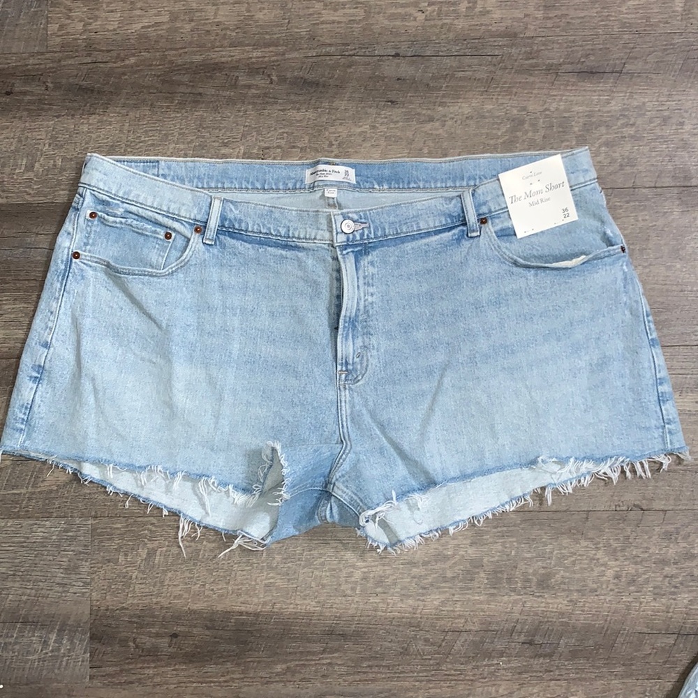NWT Abercrombie & Fitch Denim Mid Rise Mom Shorts